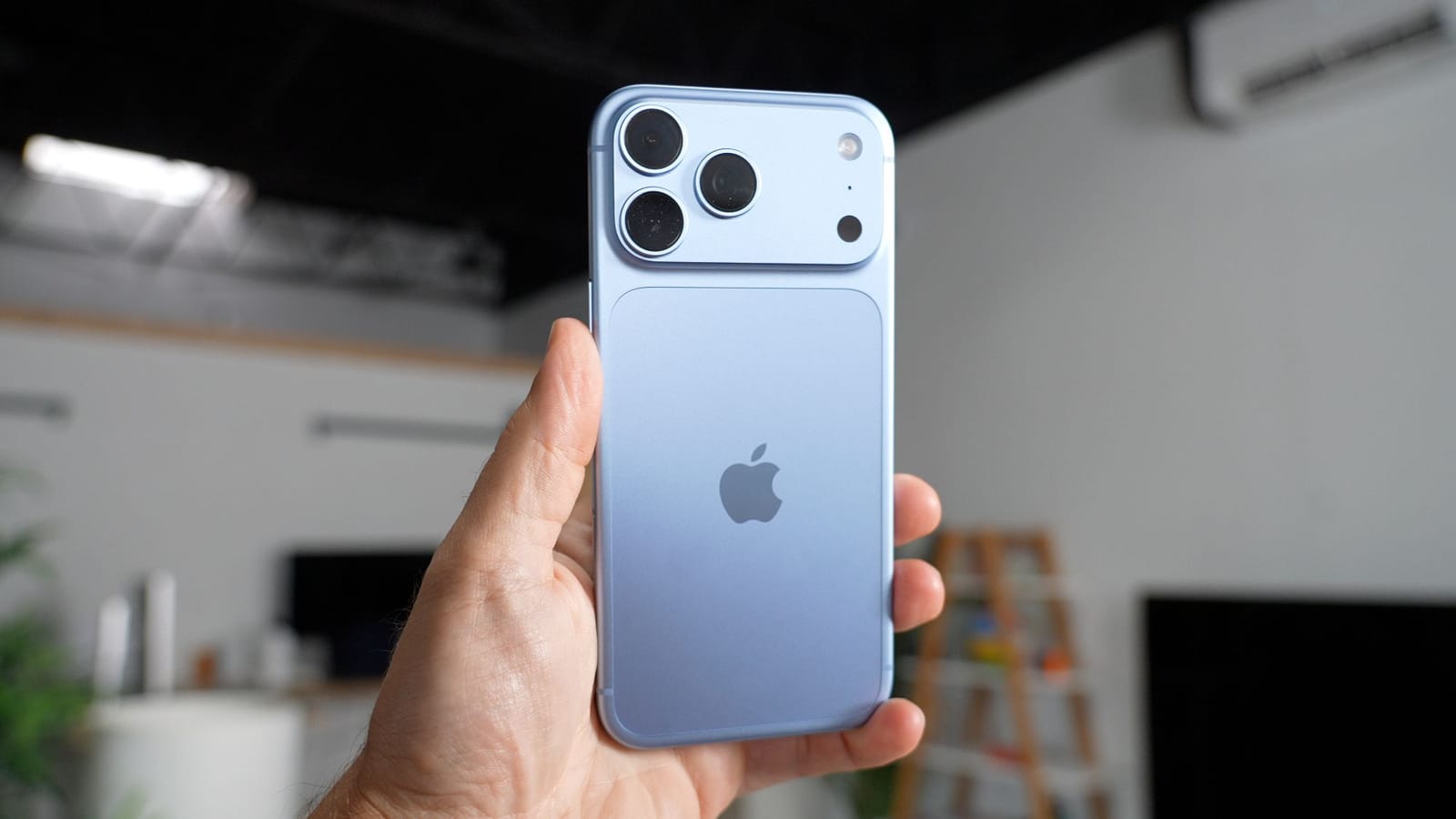 iPhone 18 Pro Max ağırlaştı: 249 gramlık gövdede 45 saatlik pil ömrü sunacak