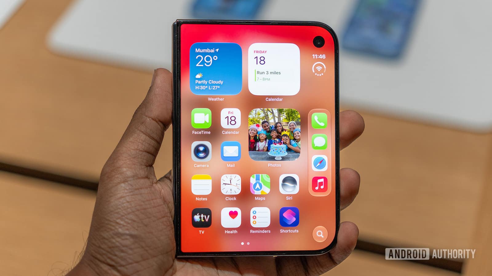Apple, 'iPhone Duo' satışlarını Cuma günü mağazalara taşıyor: Sınırlı stok, uzun kuyruklar bekliyor