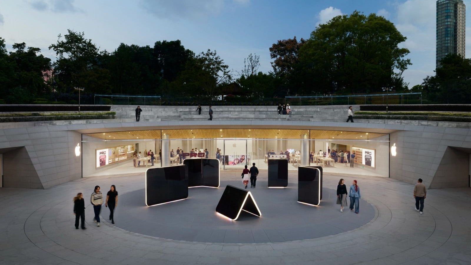 Apple yeni iPhone Duo için 4 metropolde maket kurdu: Cuma günkü satışta stoklar sınırlı olacak